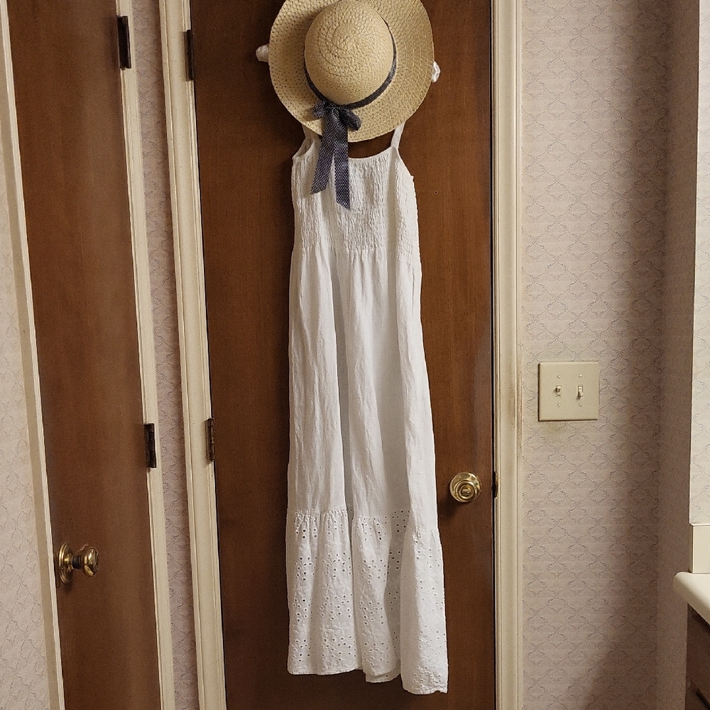 Chic White Sleeveless Maxi Dress